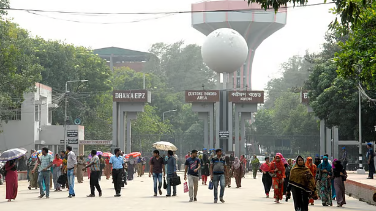 ডিইপিজেডে বিদ্যুৎ–সংকট: কারখানায় উৎপাদন কার্যক্রম ব্যাহত, ৫টিতে ছুটি ঘোষণা. Dhakainlight.com