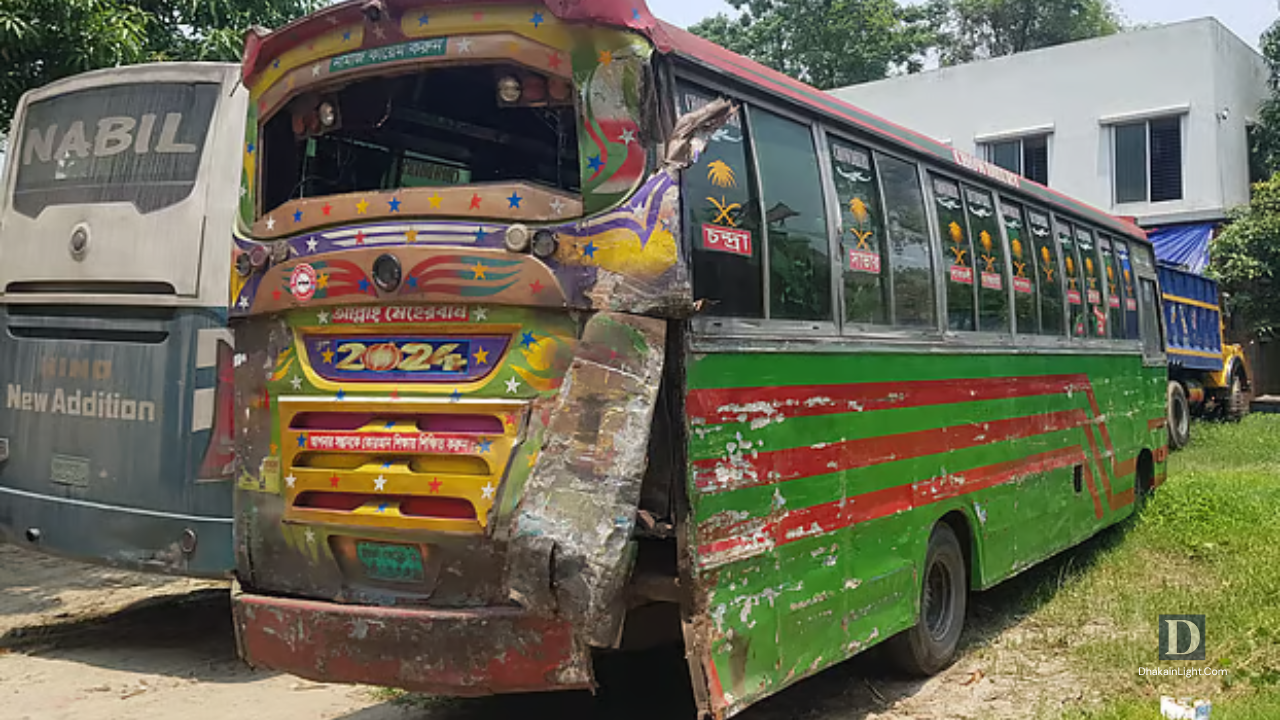 বাসে উঠতে যাচ্ছিলেন যাত্রীরা, পেছন থেকে ট্রাকের ধাক্কায় সড়কে ছিটকে নিহত ২. Dhakainlight.com
