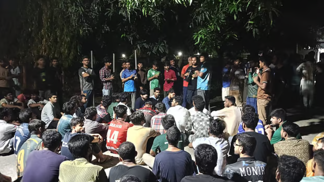 খুলনা বিশ্ববিদ্যালয়ে সাবেক শিক্ষার্থীর হাতে শিক্ষক লাঞ্ছিত, শিক্ষার্থীদের বিক্ষোভ. Dhakainlight.com