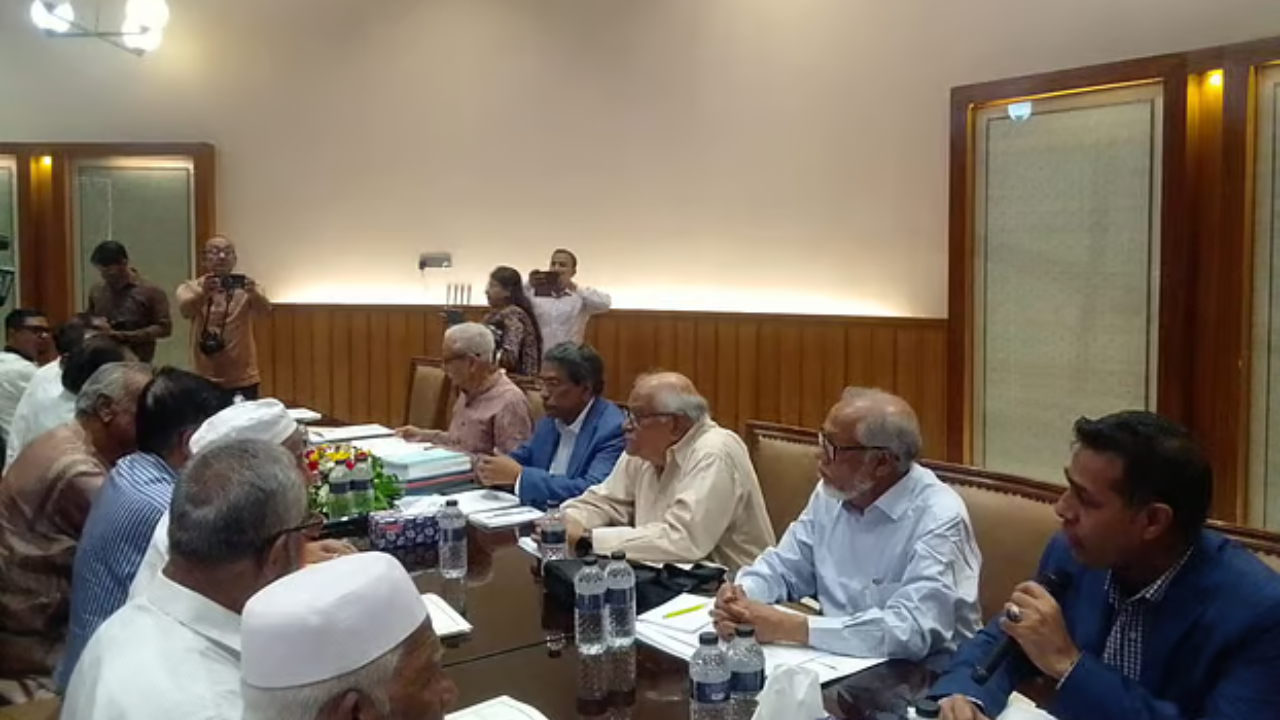১৫ মের মধ্যে শেষ হবে রাজনৈতিক দলের সঙ্গে প্রাথমিক আলোচনা: জাতীয় ঐকমত্য কমিশন। Dhakainlight.com