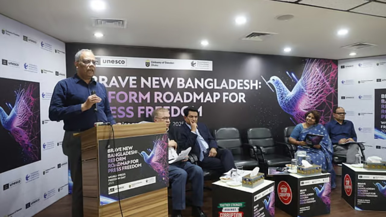 গণমাধ্যমের স্বাধীনতা নিশ্চিত করতে ন্যায্য পারিশ্রমিক ও সহায়তার প্রয়োজনীয়তা তুলে ধরলেন কামাল আহমেদ।. Dhakainlight.com