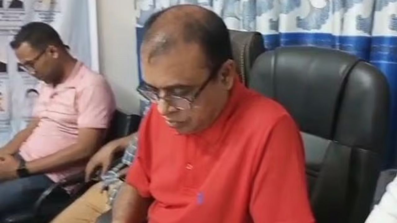 পটুয়াখালীতে গানের আয়োজনে ছাত্রলীগ নেতাদের সঙ্গে অতিথি ওসি. Dhakainlight.com
