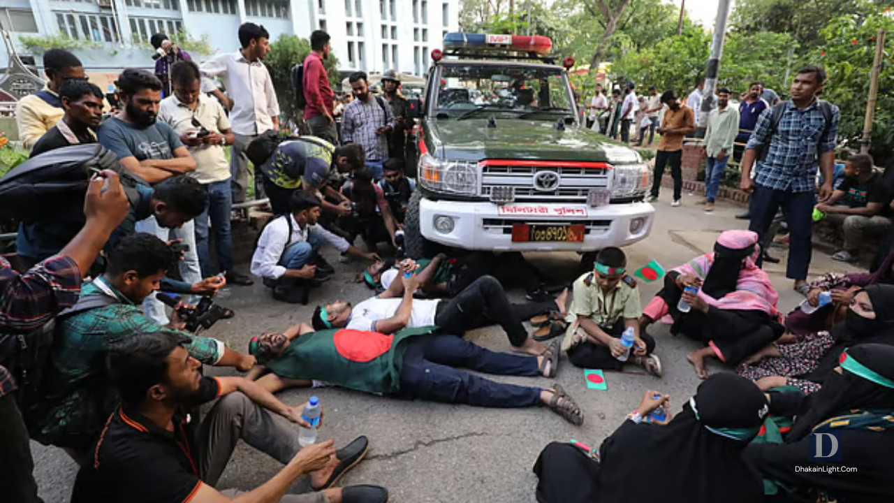 চাকরি ফিরে পেতে প্রেসক্লাবে সেনা সদস্যদের বিক্ষোভ, কর্মকর্তার গাড়ির পথ আটকে অবস্থান. Dhakainlight.com