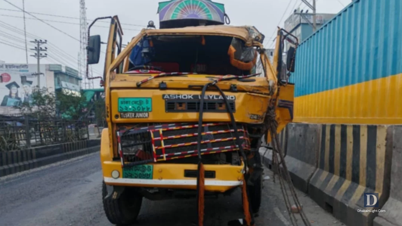 সাভারে দাঁড়িয়ে থাকা বাসে ট্রাকের ধাক্কা, প্রাণ গেল ২ জনের. Dhakainlight.com