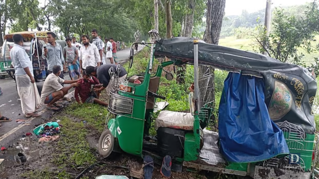 চট্টগ্রামের আনোয়ারায় অটোরিকশা ও মাইক্রোবাসের সংঘর্ষে দুই যাত্রীর মৃত্যু. Dhakainlight.com