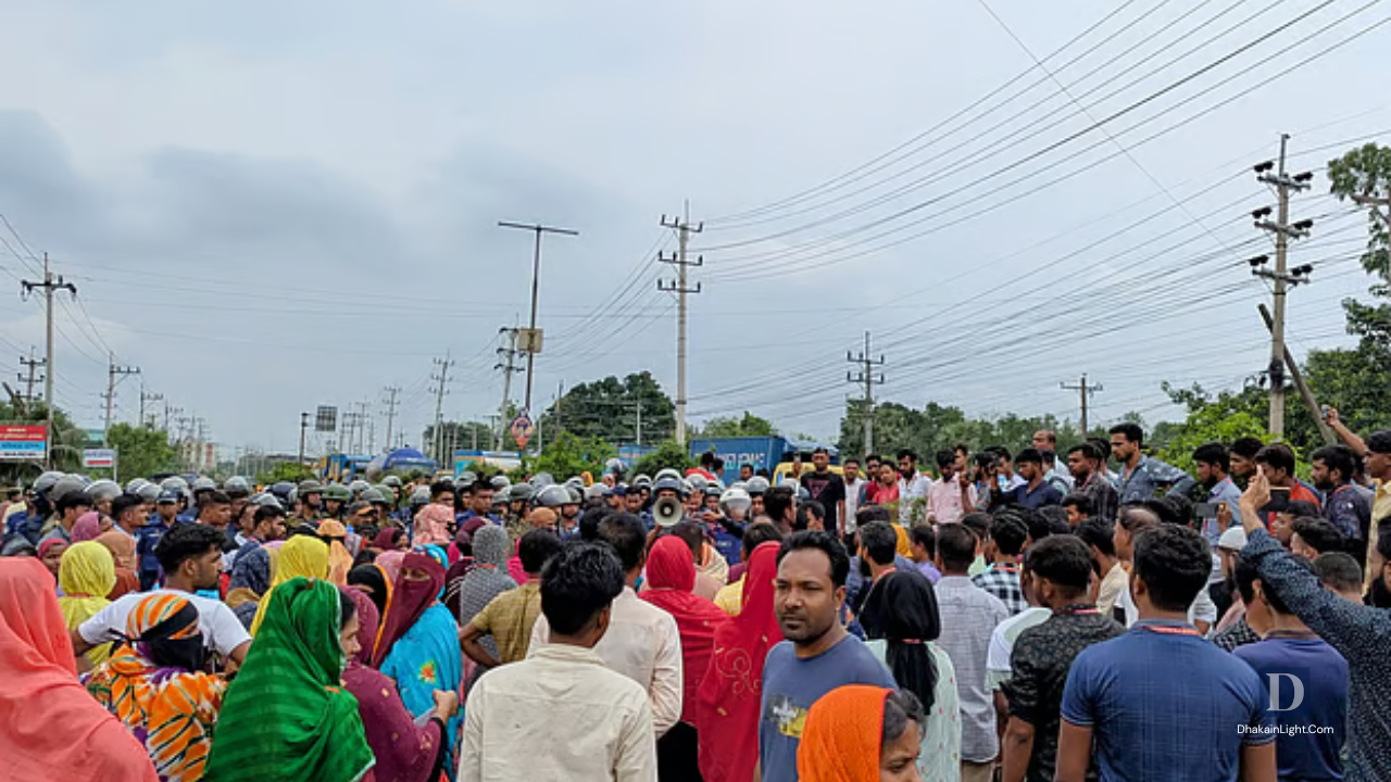 ঈদ বোনাস ও বকেয়া বেতনের দাবিতে সড়ক অবরোধে রোর ফ্যাশনের শ্রমিকরা. Dhakainlight.com