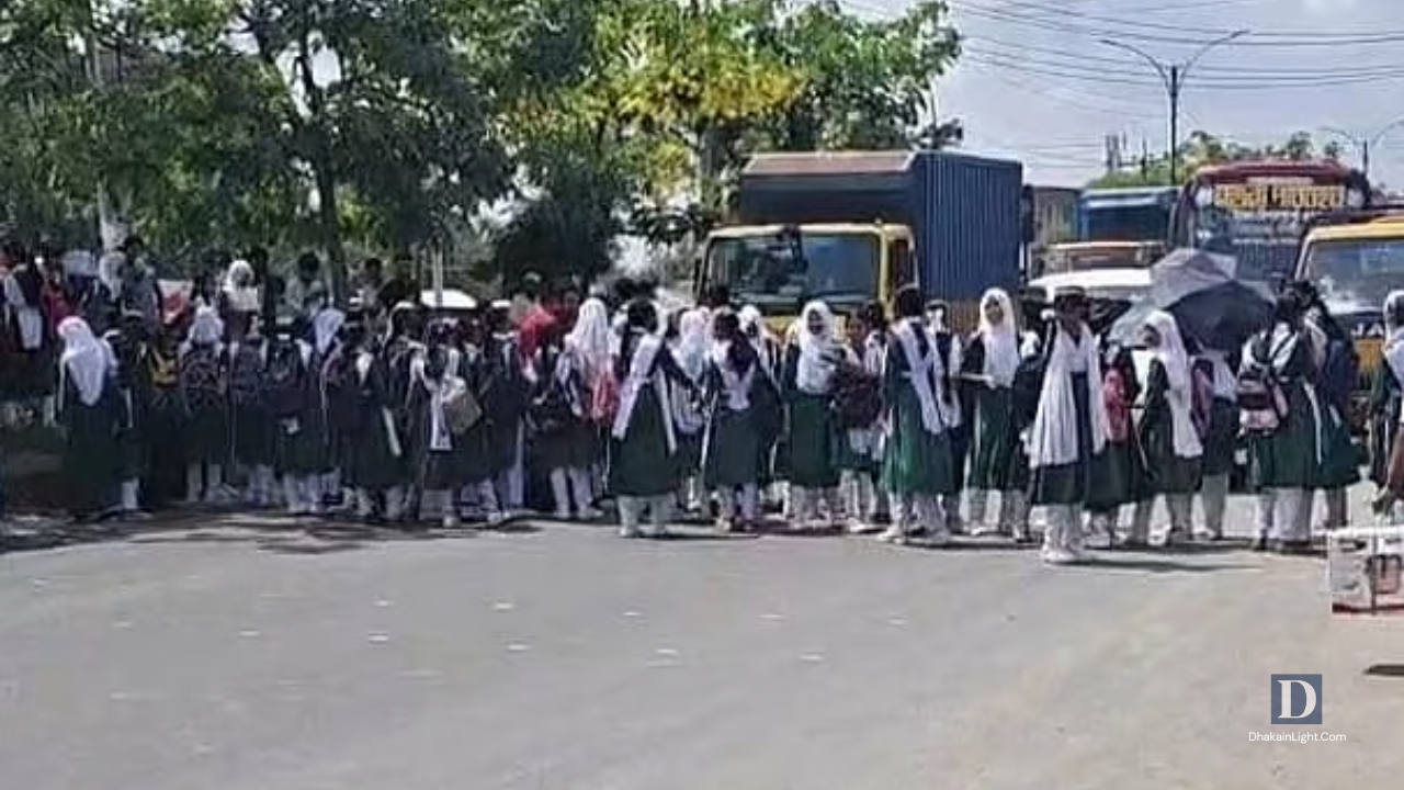 গাজীপুরে বাসের ধাক্কায় শিক্ষার্থী আহত, মহাসড়ক অবরোধ করে বিক্ষোভ. Dhakainlight.com