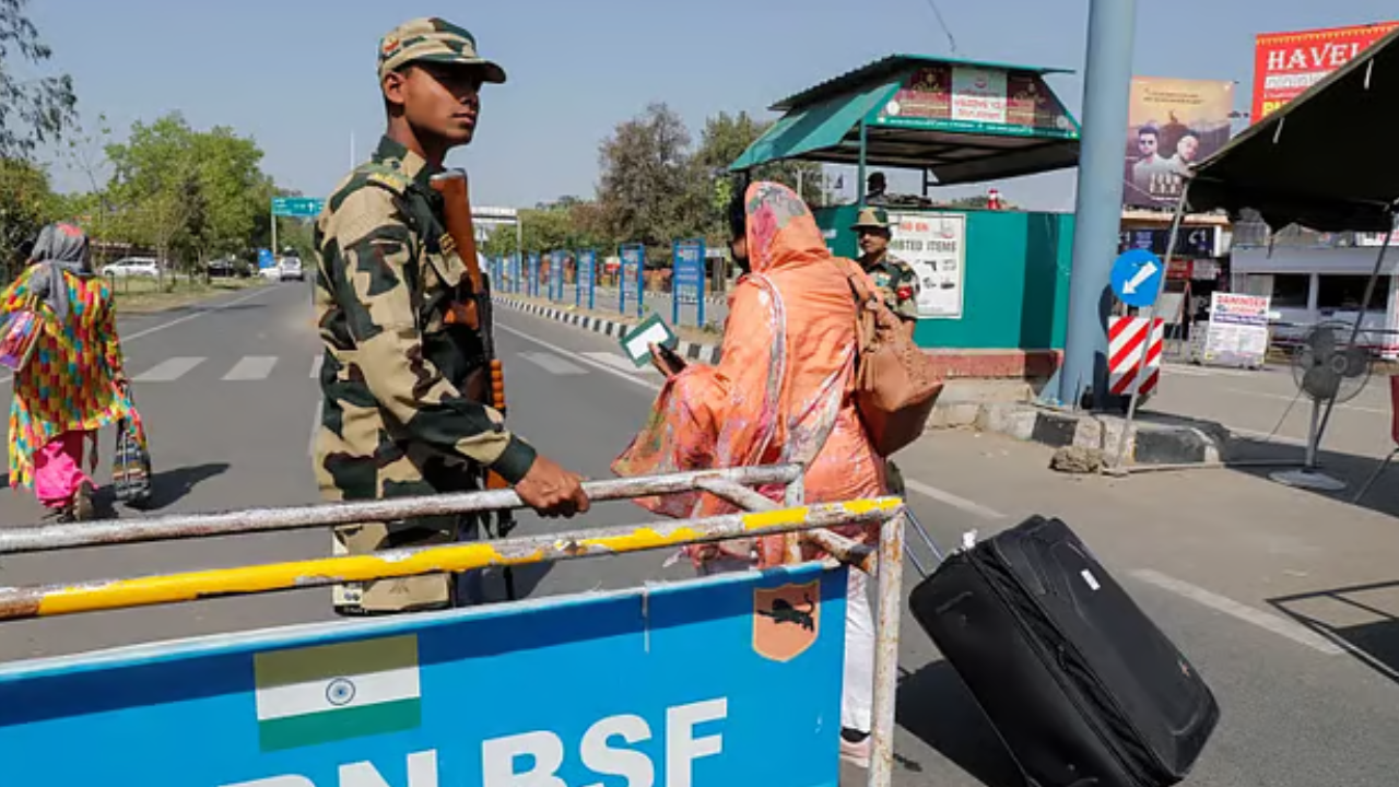 ‘বাচ্চাটি যাবে না, ম্যাডাম’: ভারত-পাকিস্তান সীমান্তে ৯ মাসের সন্তানের সঙ্গে মায়ের বিচ্ছেদ. Dhakainlight.com