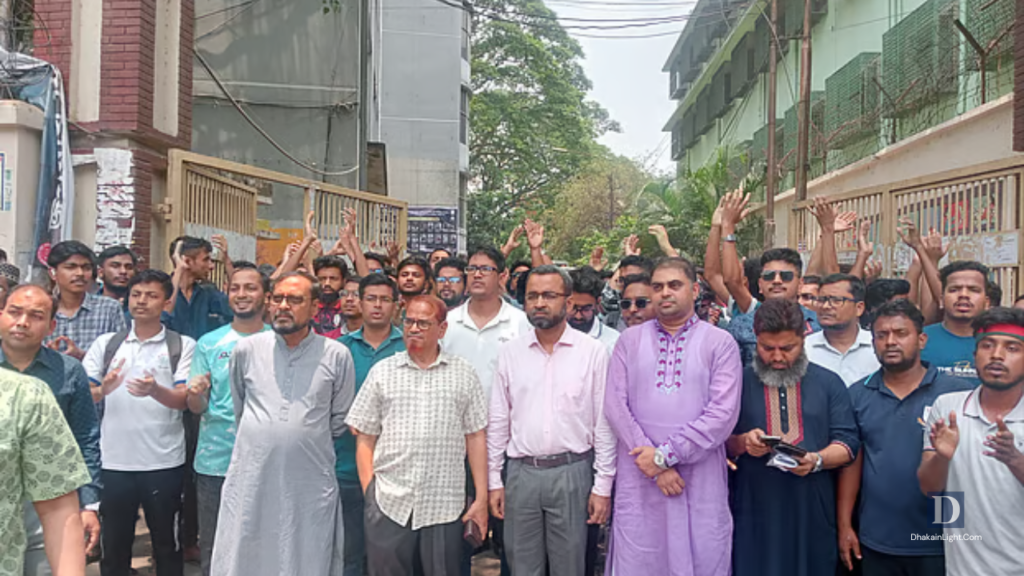 যমুনার পথে জবি শিক্ষার্থীদের লংমার্চ, দাবি তিনটি। ঢাকাইনলিঘত।