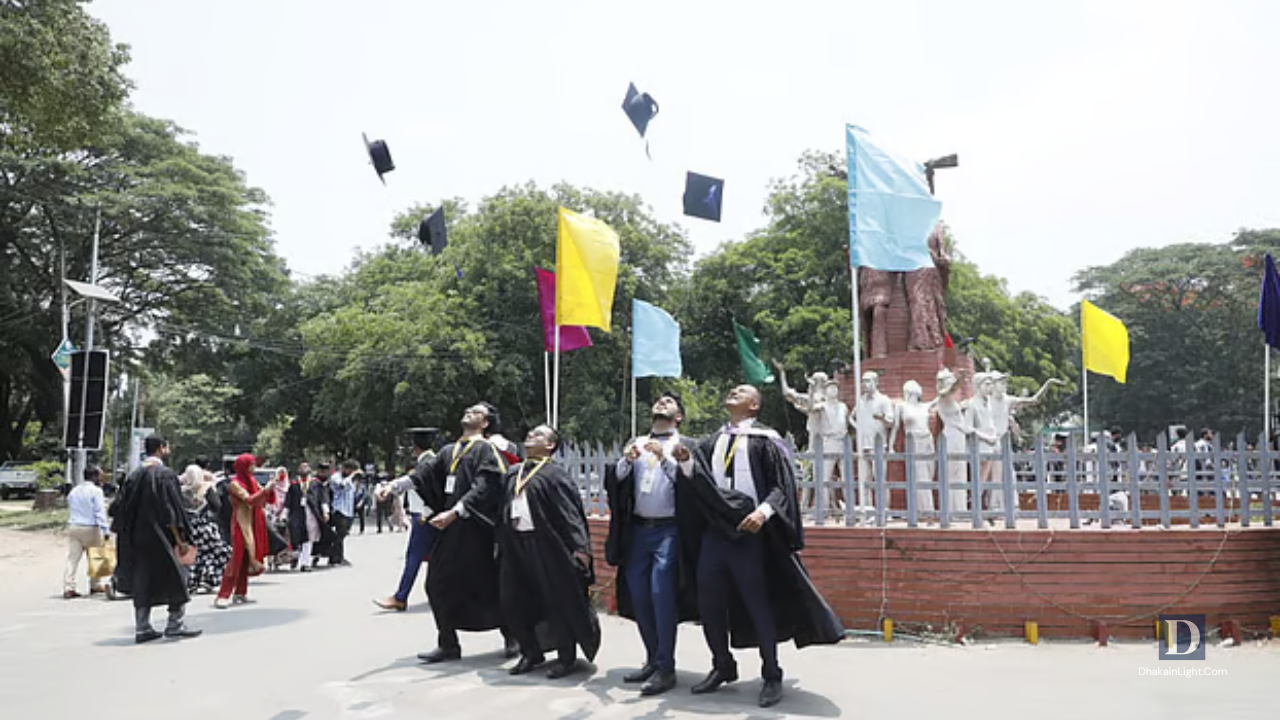 গাউন পরা শিক্ষার্থীদের উচ্ছ্বাসে মুখর চট্টগ্রাম বিশ্ববিদ্যালয়. Dhakainlght.com