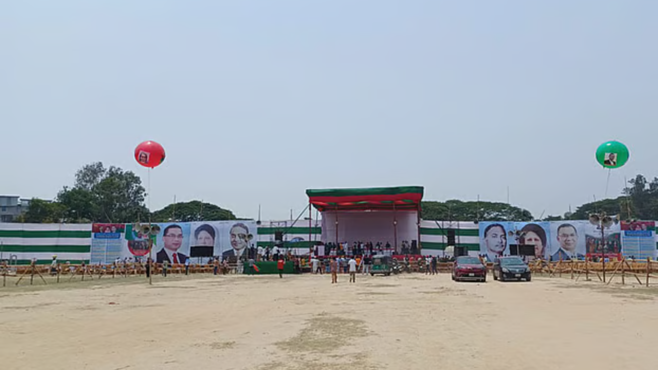 রোদ উপেক্ষা করে চট্টগ্রামে বিএনপির তারুণ্যের সমাবেশে যোগ দিচ্ছেন কর্মীরা. Dhakainlight.com