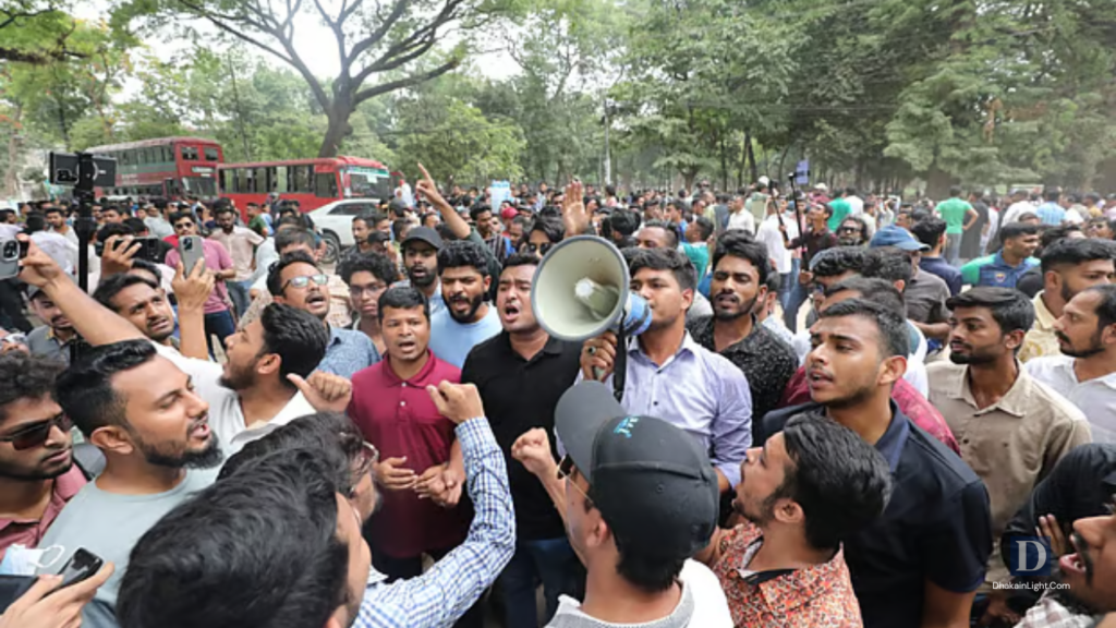 ঢাবি ক্যাম্পাসে ছাত্রদলের বিক্ষোভ, পদত্যাগ দাবি উপাচার্য–প্রক্টর–স্বরাষ্ট্র উপদেষ্টার. Dhakainlight.com