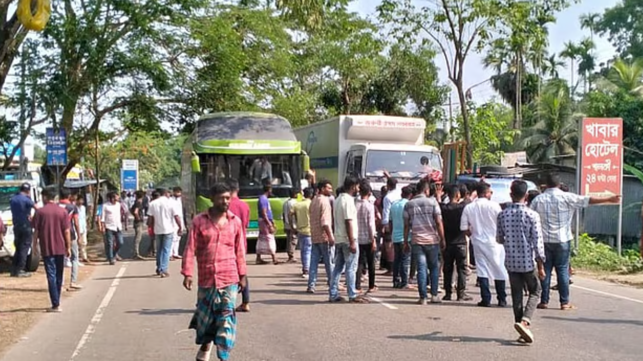 মে দিবসের কর্মসূচি শেষে রাস্তার পাশে খিচুড়ি খাওয়ার সময় বাসচাপায় শ্রমিক দলের কর্মী নিহত. dhakainlight.com