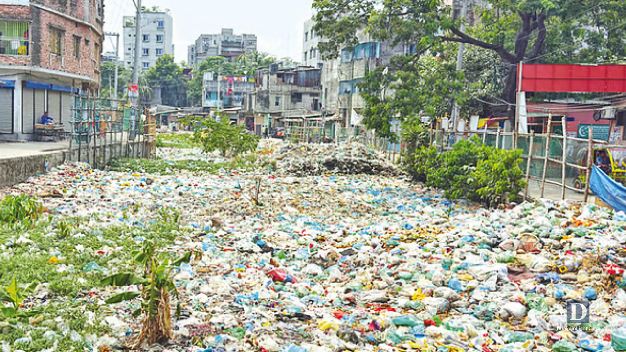 শুভাঢ্যা খাল এখন প্লাস্টিক বর্জ্যের ভাগাড়, শুরু হচ্ছে পুনঃখননের উদ্যোগ. Dhakainlight.com