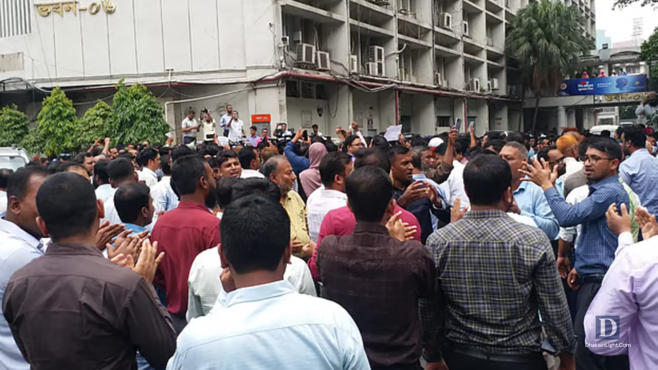সচিবালয়ে তৃতীয় দিনের মতো বিক্ষোভ, সরকারি চাকরি (সংশোধন) অধ্যাদেশের বিরুদ্ধে কর্মচারীদের প্রতিবাদ অব্যাহত. Dhakainlight.com