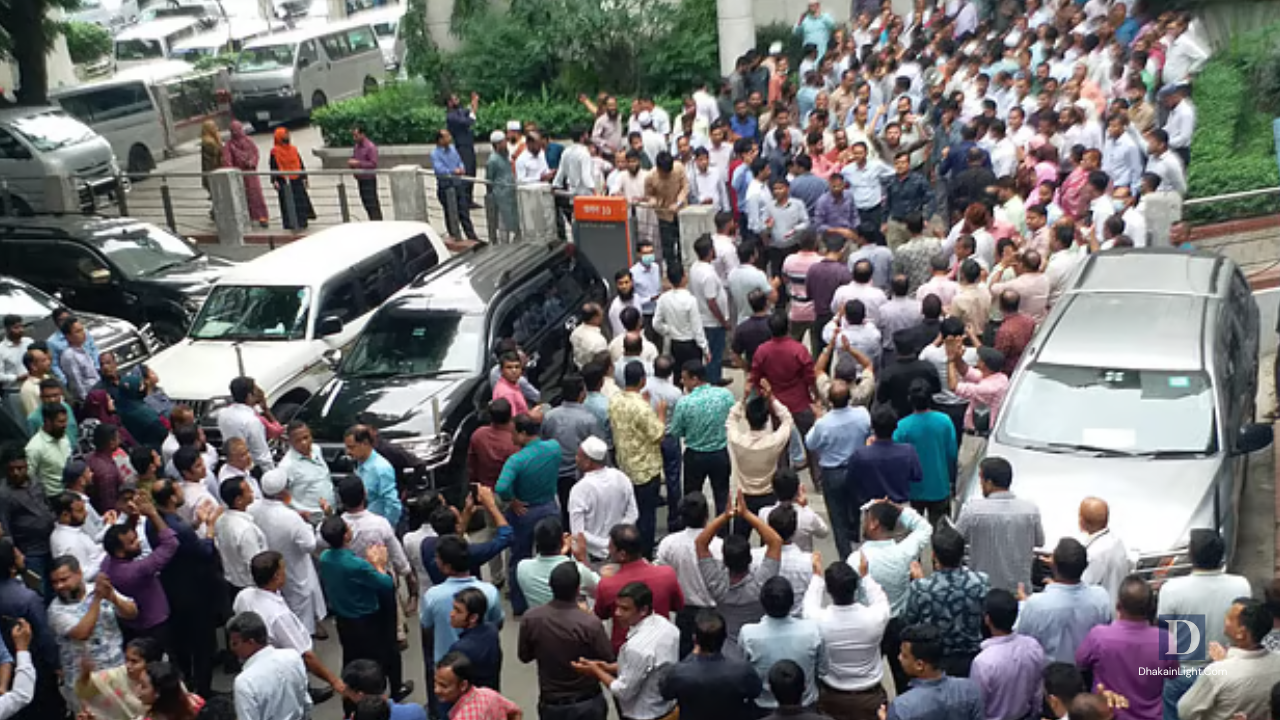 সচিবালয়ে দপ্তর ছেড়ে কর্মচারীদের বিক্ষোভ, সরকারি চাকরি সংশোধন অধ্যাদেশ প্রত্যাহারের দাবি. Dhakainlight.com