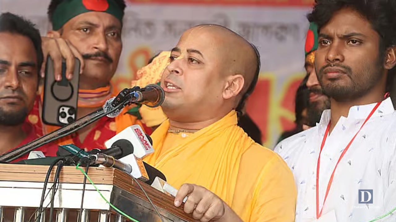 **চিন্ময় দাসকে পুলিশের ওপর হামলা ও ভাঙচুর মামলায় কারা ফটকে জিজ্ঞাসাবাদের নির্দেশ** পুলিশের ওপর হামলা এবং গাড়ি ভাঙচুরের মামলায় সনাতনী জাগরণ জোটের মুখপাত্র চিন্ময় দাসকে চট্টগ্রাম কেন্দ্রীয় কারাগারের ফটকে জিজ্ঞাসাবাদের আদেশ দিয়েছেন আদালত। আজ সোমবার চট্টগ্রাম মেট্রোপলিটন ম্যাজিস্ট্রেট এস এম আলাউদ্দিন এই আদেশ দেন, মামলার তদন্তকারী কর্মকর্তার আবেদনের পরিপ্রেক্ষিতে। এর আগে ১৮ মে আইনজীবী সাইফুল ইসলামকে হত্যা ও জাতীয় পতাকা অবমাননার অভিযোগে দায়ের হওয়া রাষ্ট্রদ্রোহ মামলাতেও তাকে কারা ফটকে জিজ্ঞাসাবাদের নির্দেশ দিয়েছিলেন আদালত। চট্টগ্রাম মহানগর পুলিশের অতিরিক্ত উপকমিশনার (প্রসিকিউশন) মফিজ উদ্দিন জানান, চিন্ময় দাসের রাষ্ট্রদ্রোহ মামলার জামিন শুনানিকে কেন্দ্র করে আদালত প্রাঙ্গণে পুলিশের ওপর হামলা, গাড়ি ভাঙচুর ও বিশৃঙ্খলার ঘটনা ঘটে। ওই ঘটনার পর দায়ের করা মামলায় চিন্ময়কে জিজ্ঞাসাবাদের প্রয়োজনীয়তা দেখা দেয়। আদালত শুনানি শেষে তার অনুমতি দেন। গত বছরের ২৬ নভেম্বর চিন্ময় দাসের জামিনকে কেন্দ্র করে আদালত এলাকায় সহিংসতা দেখা দেয়। ওই ঘটনায় আইনজীবী সাইফুল ইসলাম কুপিয়ে ও পিটিয়ে হত্যা হন। হত্যার ঘটনায় সাইফুলের বাবা জামাল উদ্দিন বাদী হয়ে একটি হত্যা মামলা দায়ের করেন, যেখানে ৩১ জনের নাম উল্লেখ করা হয়। এর পাশাপাশি আরও পাঁচটি মামলা হয় পুলিশের ওপর হামলা, গাড়ি ভাঙচুর, বিচারকাজে বাধাদান এবং ককটেল বিস্ফোরণের অভিযোগে। মোট ছয়টি মামলায় ৫১ জনকে গ্রেপ্তার করা হয়, যাদের মধ্যে ২১ জন হত্যাকাণ্ডে সরাসরি জড়িত বলে অভিযোগ রয়েছে। আদালত সূত্রে জানা যায়, গ্রেপ্তার হওয়া কয়েকজন আসামি—চন্দন দাস, রিপন দাস এবং রাজীব ভট্টাচার্য আদালতে স্বীকারোক্তিমূলক জবানবন্দি দিয়েছেন। তারা জানিয়েছেন, রিপন দাস আইনজীবী সাইফুলের ঘাড়ে বঁটি দিয়ে কোপ দেন, চন্দন দাস কিরিচ দিয়ে আঘাত করেন এবং পরে ১৫ থেকে ২০ জন মিলে ইট, লাঠি, বাটাম, কিরিচ ও বঁটি দিয়ে তাকে নির্মমভাবে হত্যা করেন। এছাড়া, গত বছরের ৩১ অক্টোবর চট্টগ্রামের চান্দগাঁও এলাকার বিএনপি নেতা ফিরোজ খান কোতোয়ালি থানায় চিন্ময় দাসসহ ১৯ জনের বিরুদ্ধে জাতীয় পতাকা অবমাননার অভিযোগে রাষ্ট্রদ্রোহের মামলা দায়ের করেন। পরবর্তীতে ফিরোজ খানকে বিএনপি থেকে অব্যাহতি দেওয়া হয়। চিন্ময় দাসকে ২৫ নভেম্বর ঢাকার একটি এলাকা থেকে গ্রেপ্তার করে র্যাব। বর্তমানে তিনি চট্টগ্রাম কেন্দ্রীয় কারাগারে বন্দি অবস্থায় রয়েছেন। আদালতের আদেশ অনুসারে, আইনশৃঙ্খলা বাহিনী তাকে নির্ধারিত সময়ে কারা ফটকে জিজ্ঞাসাবাদ করবে। মামলার তদন্ত চলমান রয়েছে এবং সংশ্লিষ্ট ব্যক্তিদের বিরুদ্ধে আইনগত ব্যবস্থা গ্রহণের প্রক্রিয়া চলছে।. Dhakainlight.com