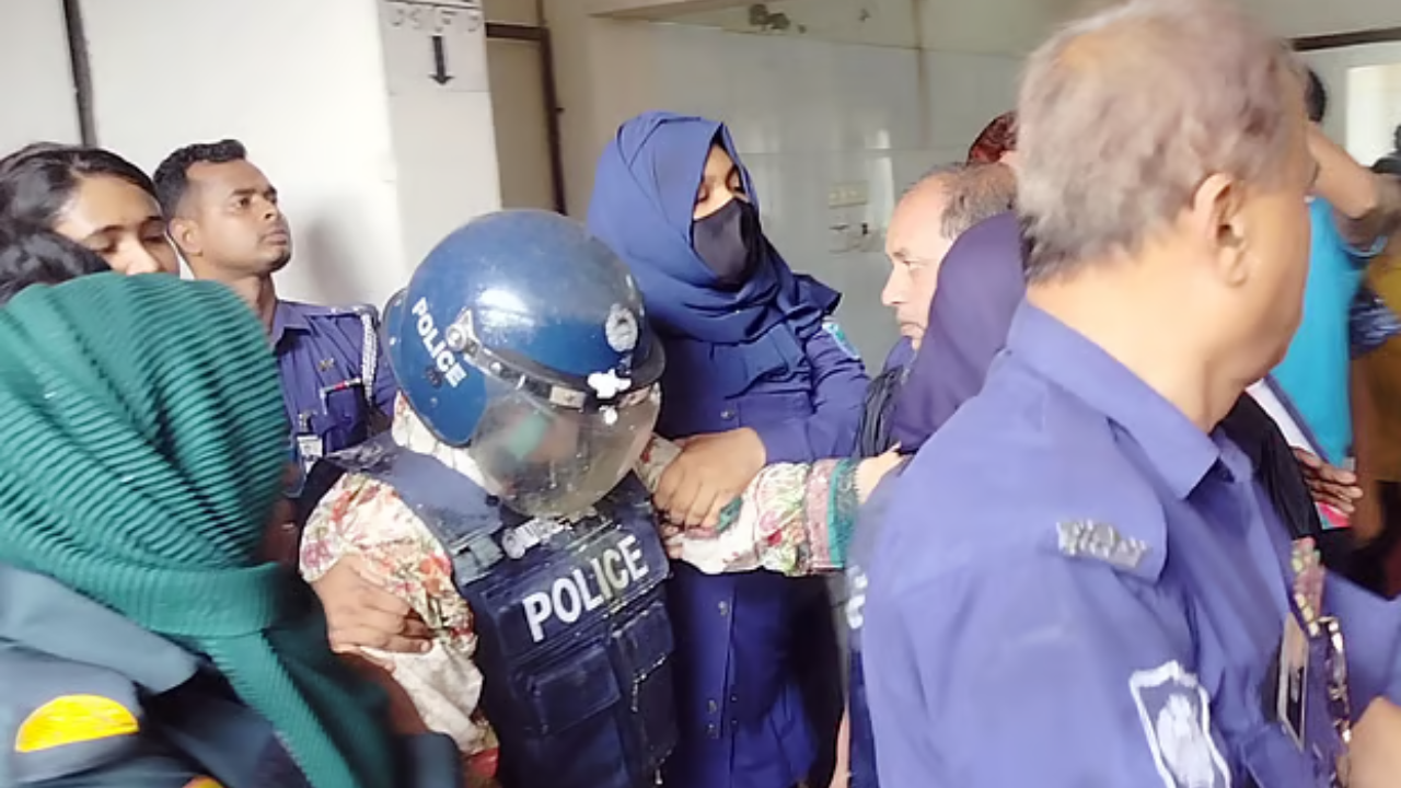 মানিকগঞ্জে আদালত প্রাঙ্গণে মমতাজের ওপর ডিম–জুতা নিক্ষেপ, ছয় দিনের রিমান্ড মঞ্জুর. Dhakainlight.com