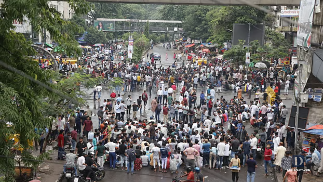 শাহবাগ ও ইন্টারকন্টিনেন্টাল মোড়ে ছাত্রদলের অবস্থান, তীব্র যানজটে ভোগান্তি. Dhakainlight.com