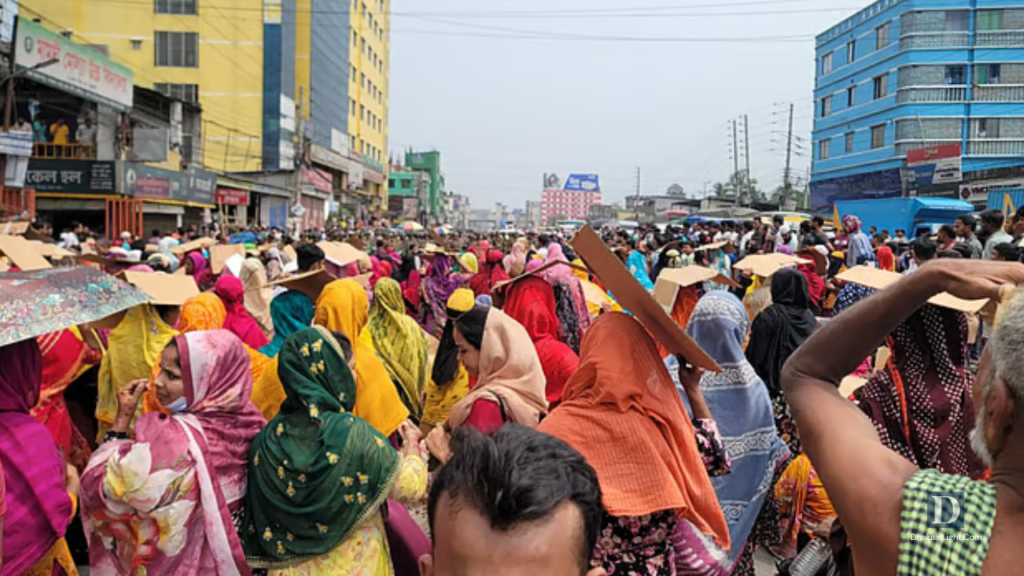 গাজীপুরে বকেয়া বেতনের দাবিতে এক ঘণ্টা সড়ক অবরোধ. Dhakainlight.com