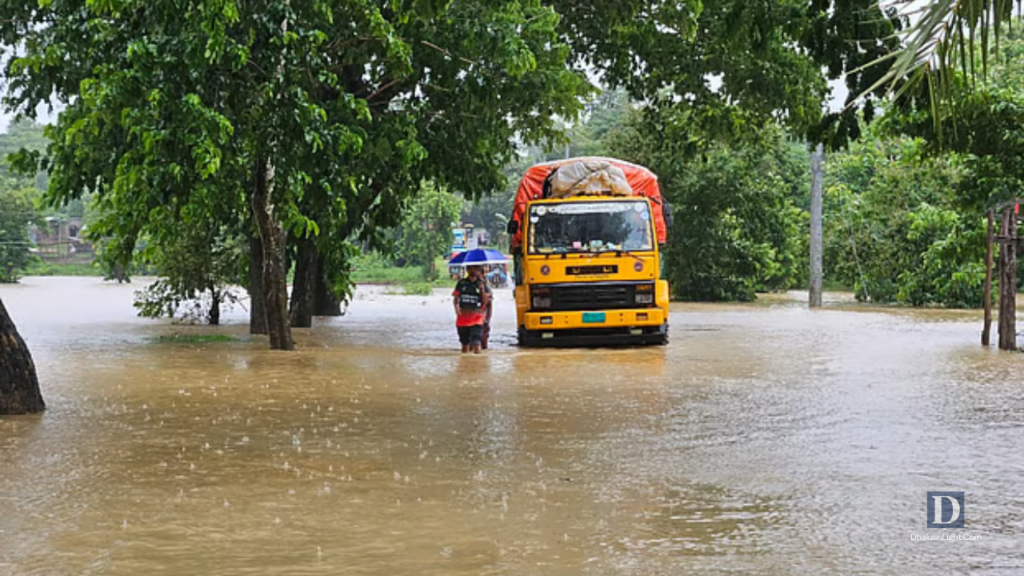 ভারী বর্ষণে খাগড়াছড়িতে পাহাড়ি ঢল, দীঘিনালা-লংগদু সড়কে বন্ধ যান চলাচল. Dhakainlight.com
