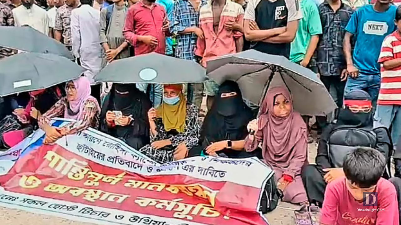 কক্সবাজারে রোহিঙ্গা শিবিরে শিক্ষক ছাঁটাইয়ের প্রতিবাদে বিক্ষোভ, ছয় ঘণ্টা সড়ক অবরোধে দুর্ভোগ. Dhakainlight.com